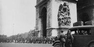 Historisches Bild von Nazitruppen in Paris