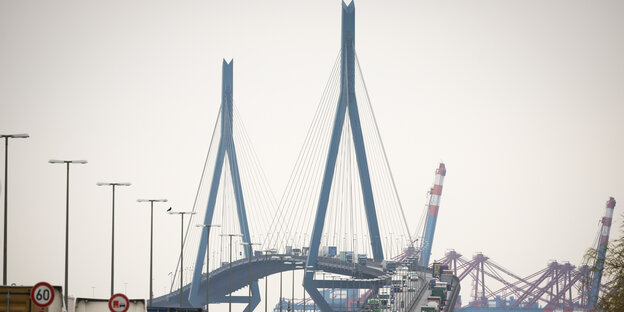 Die Köhlbrandbrücke im Hamburger Hafen