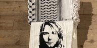 Ein T-Shirt mit dem Konterfei von Kurt Cobain liegt neben einem Palästinsertuch. Eine Installation von Emily Jacir